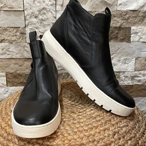 VIONIC Black Leather Ankle Booties with White Soles Sz 8 1/2